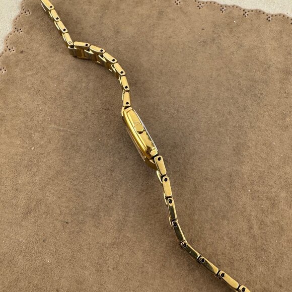 Vintage and Very Nice Seiko Gold Tone Watch Asymmetrical Curved Shaped Case - Picture 4 of 8